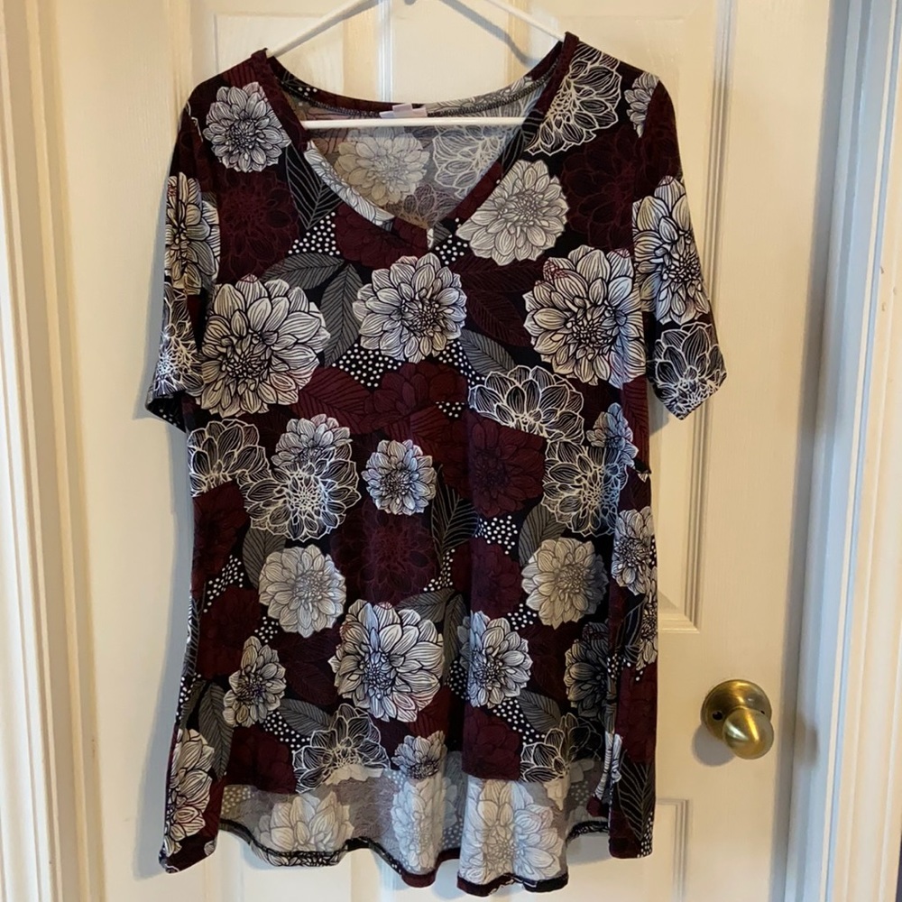 LuLaRoe Shirt, Size Large. It’s an oversized Medium so listed as a Large here.